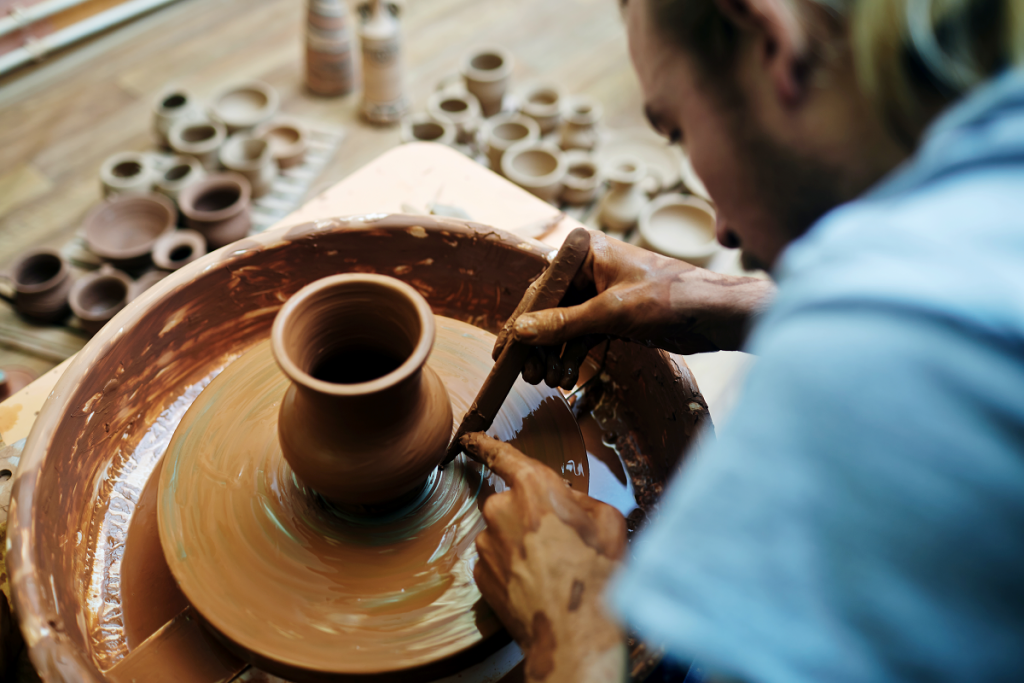 Lavoro al tornio per ceramica