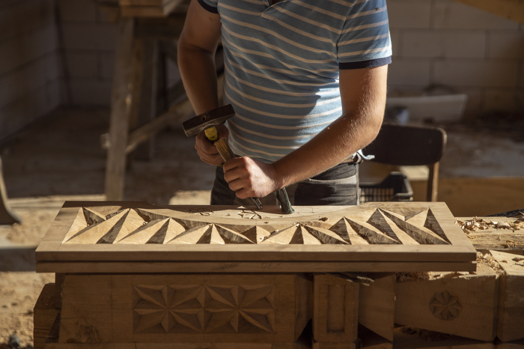 Intaglio LEGNO corso - Ecco alcuni dei legni più utilizzati per l'intaglio:  IL TIGLIO Legno a pasta bianca, molto tenero è quindi facile da lavorare,  se devi iniziare ti consiglio di farlo