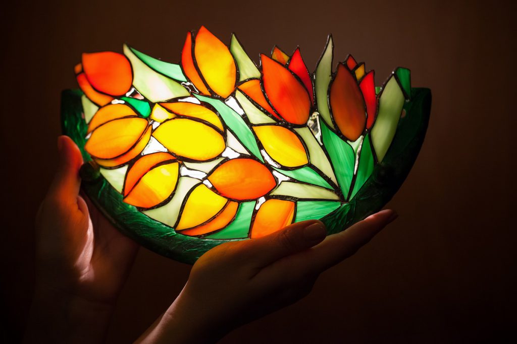Lampada con tulipani realizzata con tecnica Tiffany