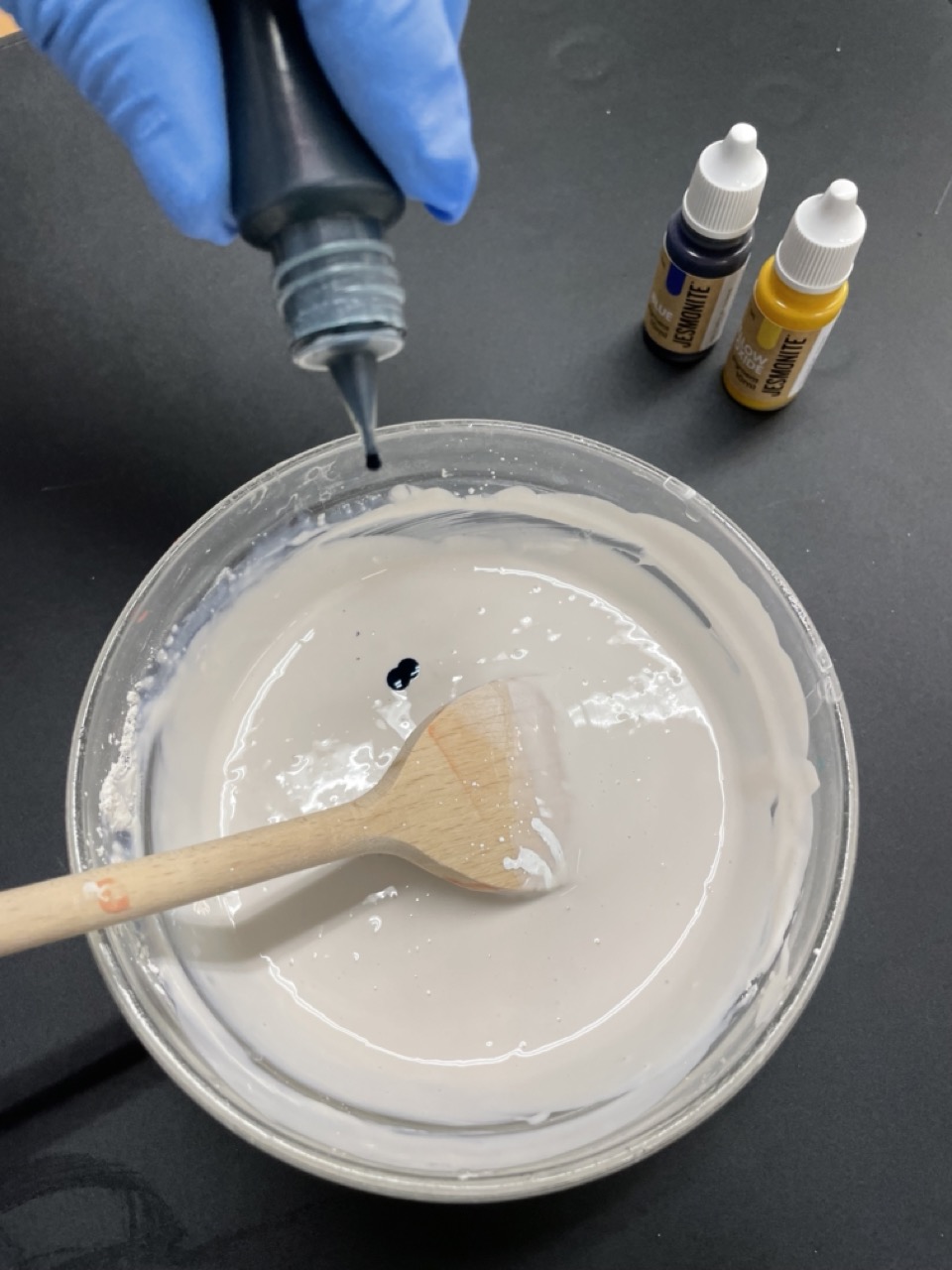 Preparazione Jesmonite - aggiunta dei pigmenti al composto