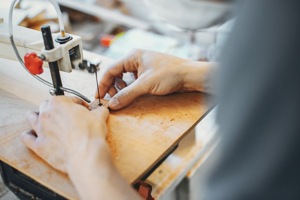 Traforo del legno con sega elettrica